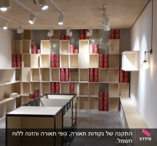 תאורת תקרה עם פנסים תלויים בחדר